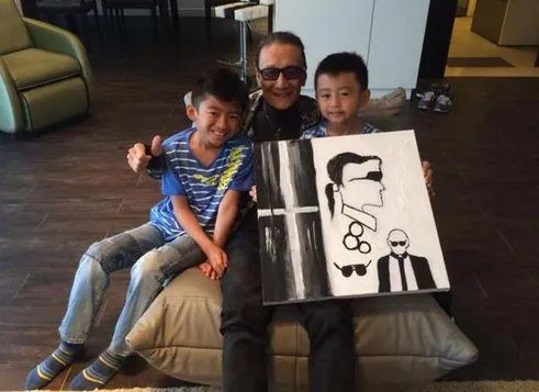 张柏芝累到吃饭睡着是怎么回事？