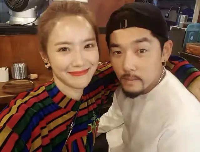 刘荷娜躺在公公腿上,你怎么看待她的这一迷惑行为?