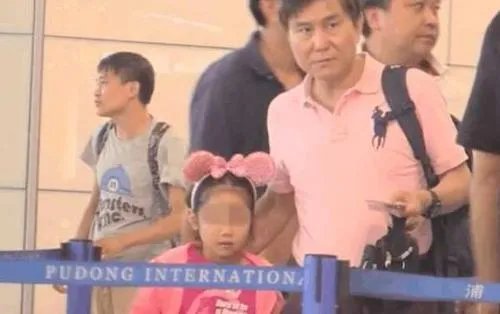 韩雪的老公万山资料简介相差几岁 万山是谁的儿子家世背景惊人