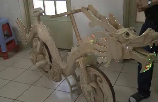 用22000根雪糕棍做龙形自行车 网友：果然高手在民间！