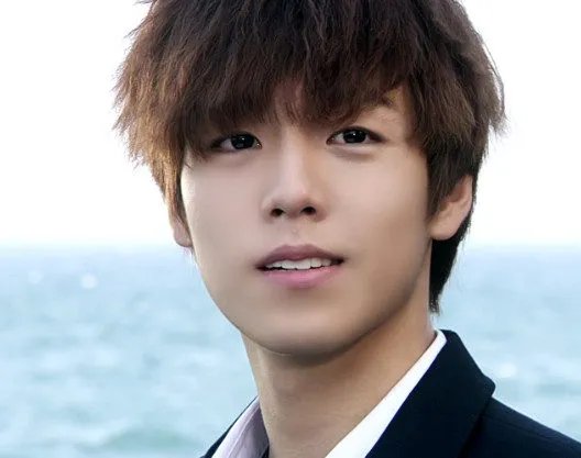 李玹雨权志龙合照撞脸被疑整容 全面揭秘李铉雨个人背景