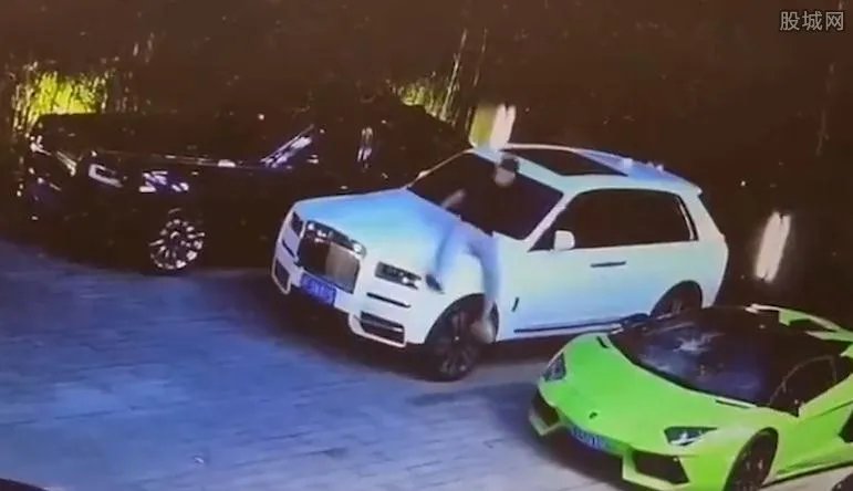 男子酒后连踹4辆豪车车损或超百万 画面曝光太疯狂