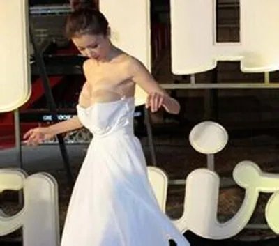 孙菲菲踩裙门全套图曝光 曾获年度最具人气女演员