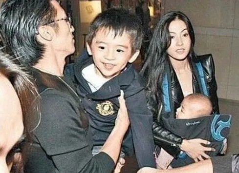 张柏芝累到吃饭睡着是怎么回事？