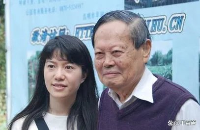 翁帆的父亲与杨振宁是什么关系？