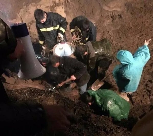 女孩掉入深井被救是怎么回事？