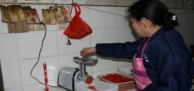 卖辣椒酱为女透析 “爱心辣椒酱”传递爱心