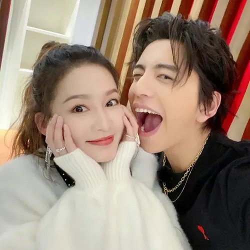 王大陆回应节目上抱李沁,是否是网友的过度解读?