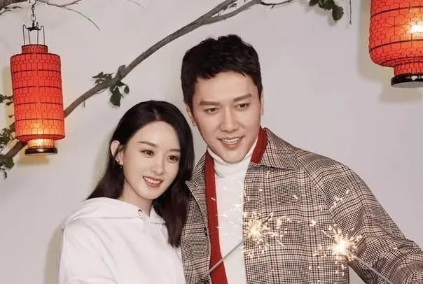 赵丽颖冯绍峰合体现身机场，他们俩人都有着怎样的演员生涯经历？