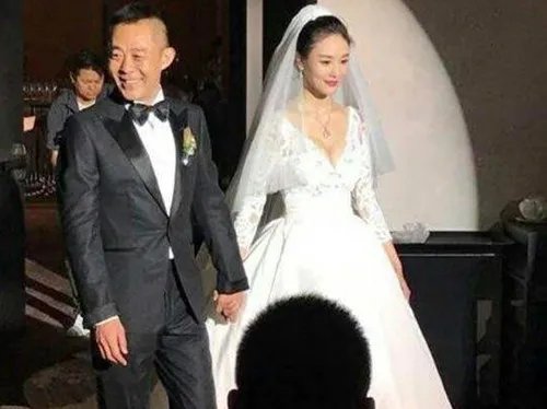 侯勇低调三婚新娘千娇百媚 功成名就后老婆越娶越年轻