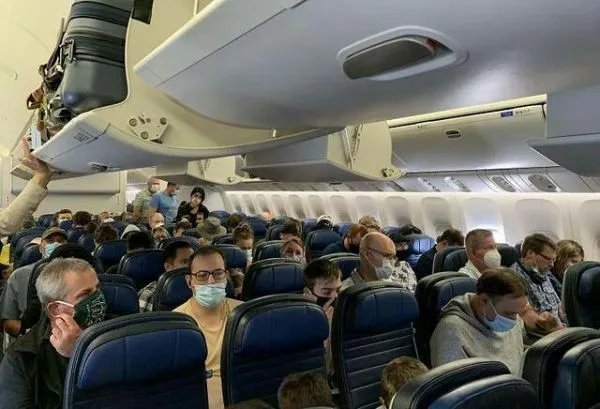 美航班满座民众无视疫情，无视疫情会带来什么影响？