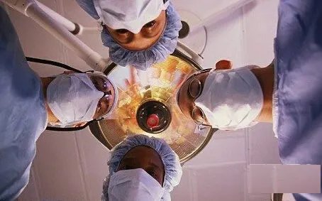 病人在死亡手术台一幕吓傻医生(图)