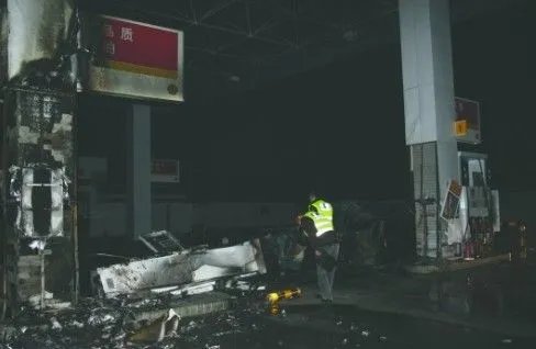 嫌金额不吉利撞加油机 涉事司机被警方带走