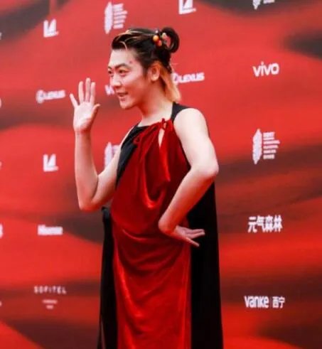 姜思达回应红毯造型是怎么回事 姜思达回应红毯造型是什么情况