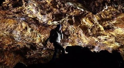 男女发现山洞闪金光 进一看兴奋极了(震撼图)