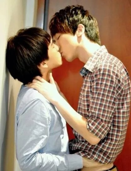 沈煜伦和沈肯尼接吻照片 男神大曝床照基情无限