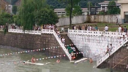 百年水库泄洪 竟冲出这庞然大物(图)