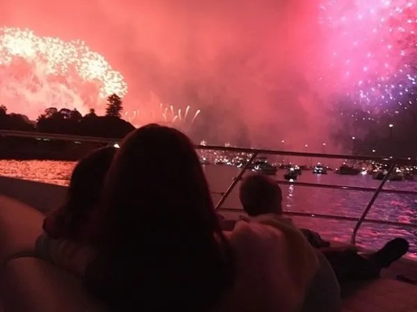 周杰伦一家四口在哪里看烟火跨年的?