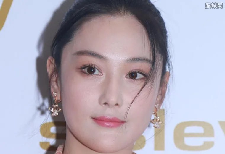 王思聪点评张馨予 张馨予总资产多少亿一家五口的照片曝光