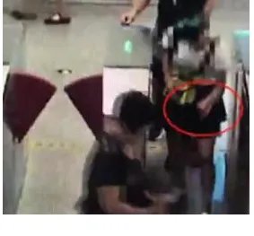 女子当孩面捡手机?