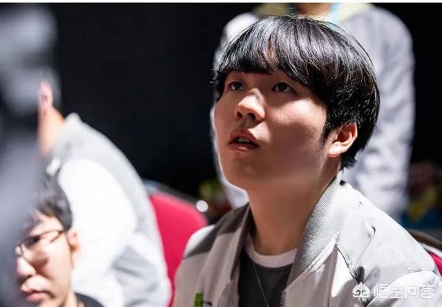 IG战胜TES，替补中单成唯一没有应援礼物选手，尴尬左顾右盼，什么情况？