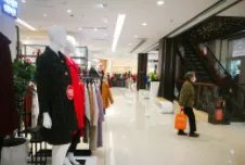 警方通报街头被扎针