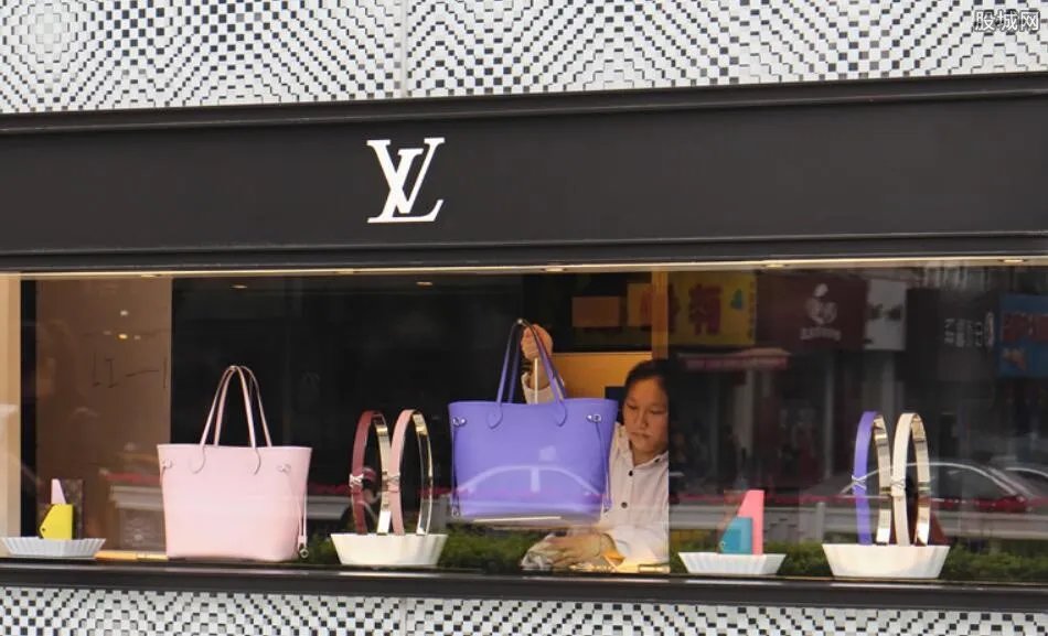 LV总裁成全球新首富 身价高达1165亿美元