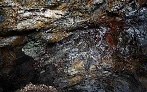 男女发现山洞闪金光 进一看兴奋极了(震撼图)