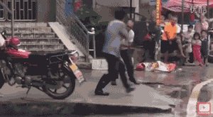 民间高手大街上过招:老外看傻眼(图)