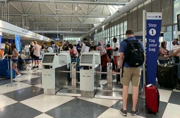 美航班满座民众无视疫情，无视疫情会带来什么影响？