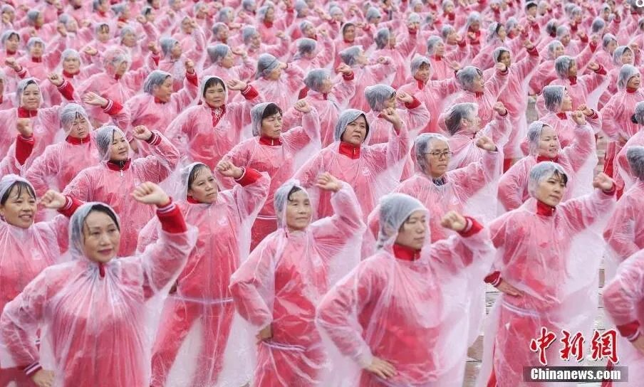 五万人同跳广场舞 中国大妈震撼世界打破吉尼斯纪录