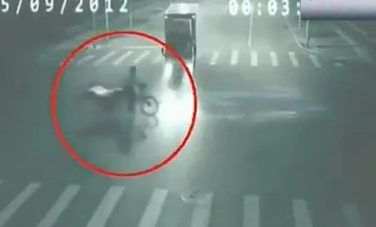 超诡异车祸现场真假 几张车祸现场灵异鬼影救人的实拍