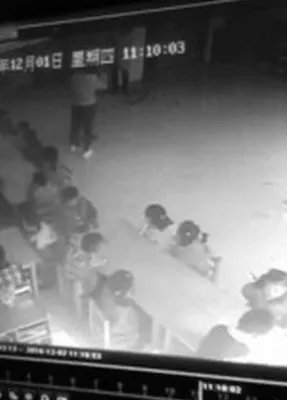 书包内放录音笔 录下幼师打骂孩子音频