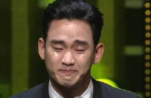 金秀贤夺演技大赏 台上抹泪狂哭2分半