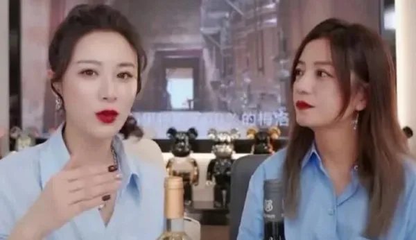 赵薇与绯闻男友深夜同回豪宅，她现在的感情状态是啥样？