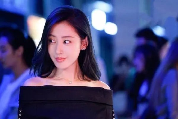 张天爱睡机场,为什么有人质疑是炒作?