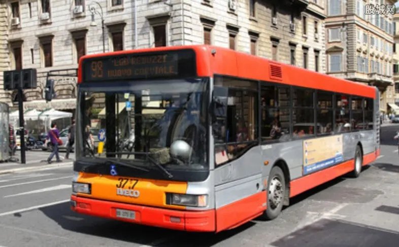 售票员坐男性腿上 公众场合竟做出如此亲密行为