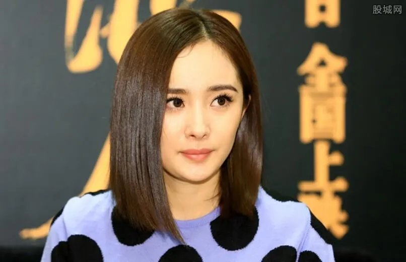 杨幂产后5天光腿亮相 网友称赞杨幂为女超人