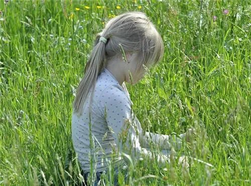 母亲陪儿子玩复活节找蛋 发现一具腐烂尸体