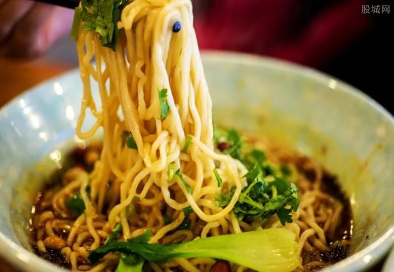 警察抱面条睡着 照片刷爆网络令人心酸