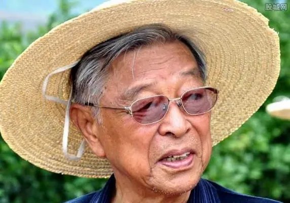 褚时健为传闻辟谣 专门录制视频辟谣造谣者被追究责任