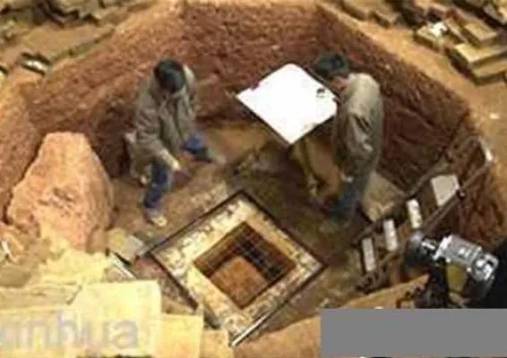 白蛇之谜:原来是雷峰塔地宫藏宝藏(图)