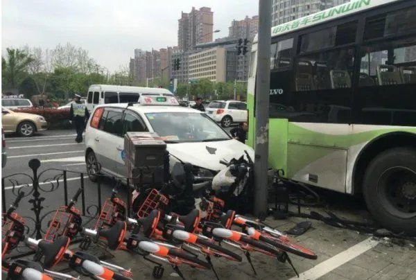 上海公交车撞上人行道并致1人死亡是怎么回事?