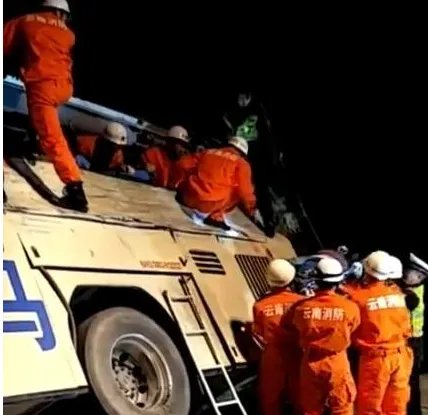 江苏教练车被货车倾轧情形如何？