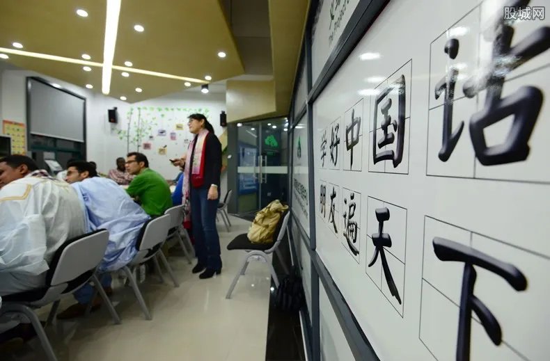 日作诗2000首女孩卖课 收费五千元令人震惊！