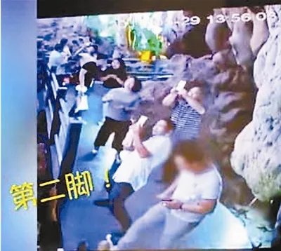 游溶洞踢断钟乳石是怎么回事?