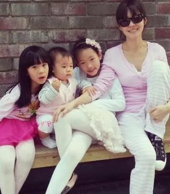 小S遭女儿纠缠 犯困妈妈大战萌星人