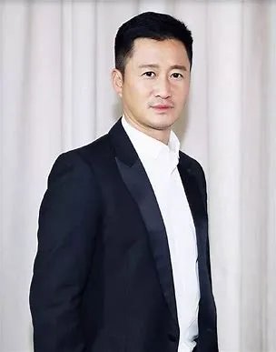 吴京参加活动被冻到原地转圈圈，艺人的工作有多辛苦？