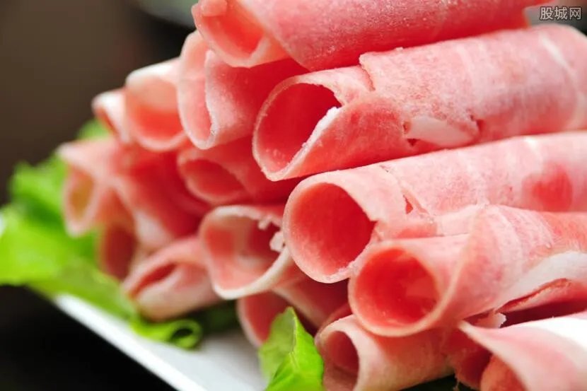 老鼠在冷柜吃肉 食品安全应引起重视