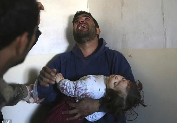 15月大女婴被IS炸死 父亲伤心欲绝失声痛哭